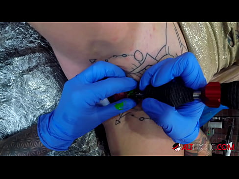 ❤️ Sully Savage, hottie estremamente tatuata, hà fattu un tatuatu nantu à u clitoris ️❌ Sessu à co.dreamypassionjourney.ru ❌❤